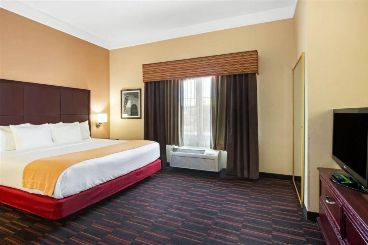 La Quinta Inn & Suites By Wyndham Albuquerque Midtown Bagian luar foto