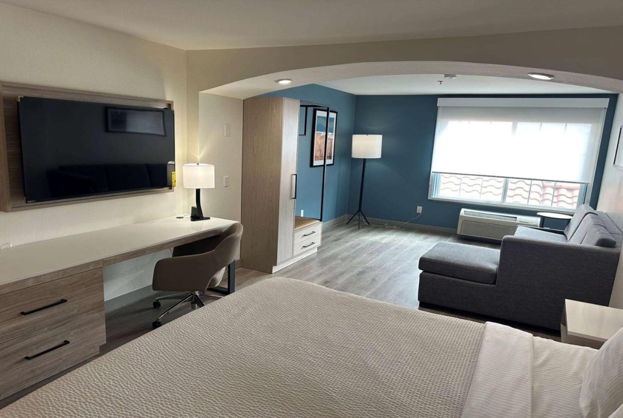 La Quinta Inn & Suites By Wyndham Albuquerque Midtown Bagian luar foto